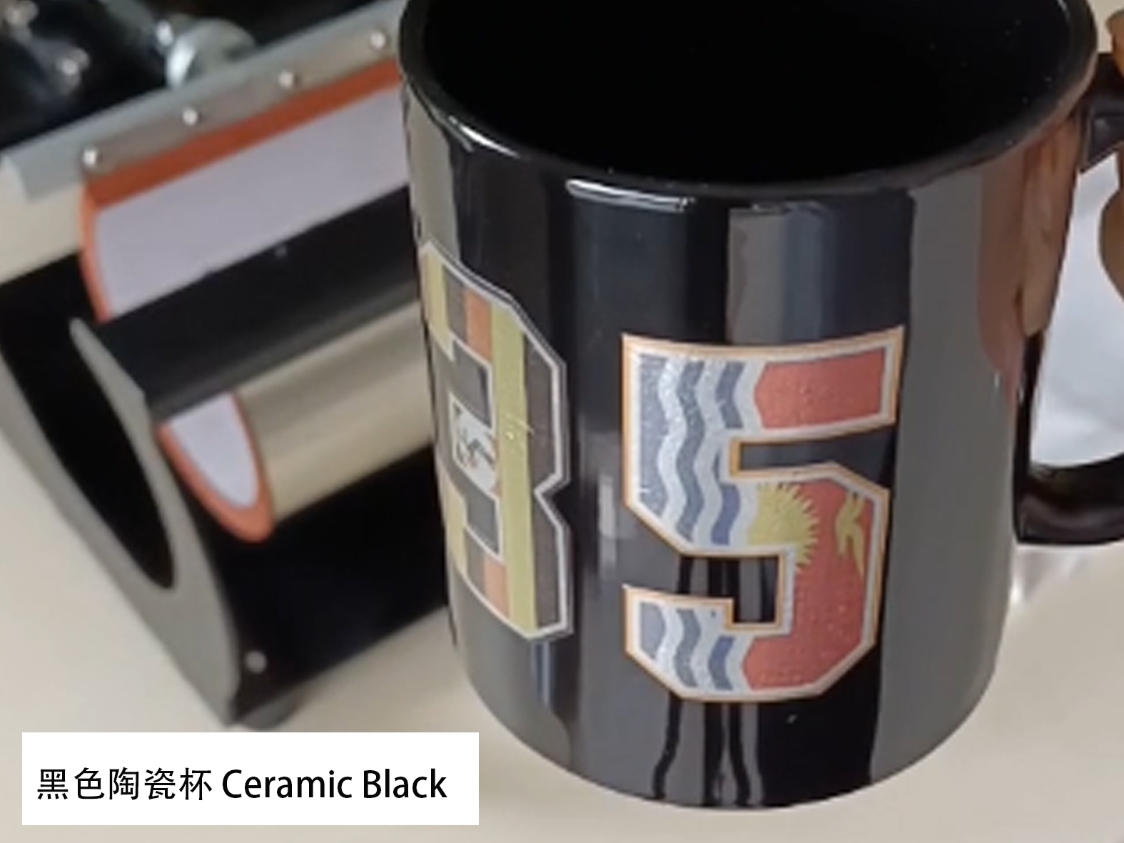 陶瓷马克杯的专属Logos，标识，标徽的热转。蒑imaki CJV 打印切割热转印标贴箔